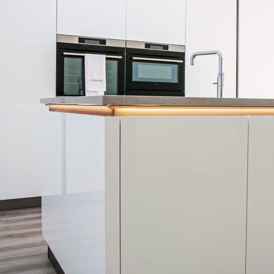 John Willox Kitchen Transformation with Rotpunkt’s Zerox HL in Snow. Sleek White Gloss Handleless Design. Feature Image.